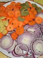 Приготовление блюда по рецепту - Селёдка маринованная в белом вине с морковью. Шаг 4
