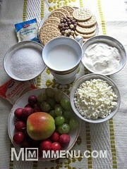 Приготовление блюда по рецепту - Сырково-молочное желе с фруктами и печеньем. Шаг 1