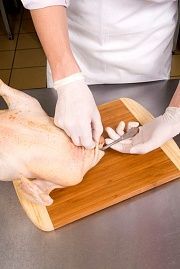 Приготовление блюда по рецепту - Тултырылган тауык (курица, фаршированная омлетом). Шаг 1