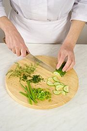 Приготовление блюда по рецепту - Огуречный салат с адыгейским сыром. Шаг 1