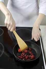 Приготовление блюда по рецепту - Пирожное из сыра рикотта с ягодным соусом. Шаг 3