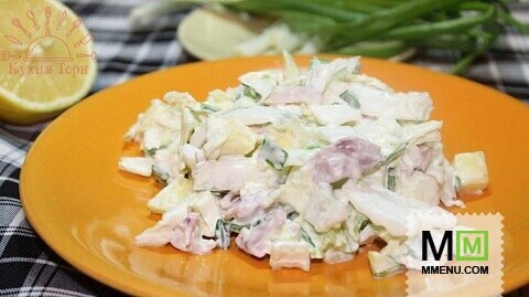 Салат с копченой курицей и манго