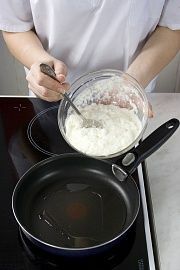 Приготовление блюда по рецепту - Фруктово – ягодный омлет-суфле. Шаг 3
