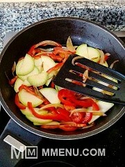 Приготовление блюда по рецепту - Стейк из свинины с жареными овощами. Шаг 6