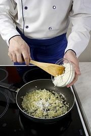 Приготовление блюда по рецепту - Запеканка из капусты с рисом. Шаг 2