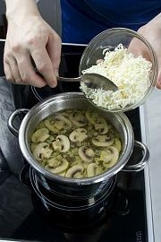 Приготовление блюда по рецепту - Сырный суп с шампиньонами. Шаг 4