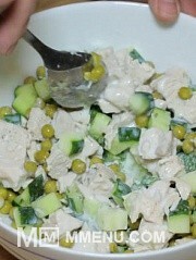 Приготовление блюда по рецепту - Диетический салат из куриной грудки, овощей и кефира. Шаг 4