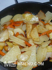 Приготовление блюда по рецепту - Жареная картошка по-деревенски. Шаг 7