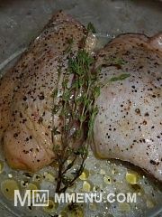 Приготовление блюда по рецепту - Куриные бедрышки с карамельным луком. Шаг 1