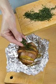 Приготовление блюда по рецепту - Картофель печеный с беконом в фольге. Шаг 6