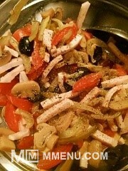 Приготовление блюда по рецепту - Салат с ветчиной, помидорами и оливками. Шаг 8