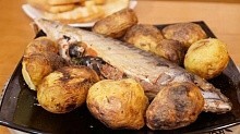 Рецепт - Фаршированная скумбрия на мангале с молодым картофелем
