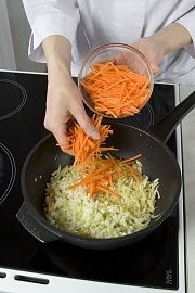 Приготовление блюда по рецепту - Утка, фаршированная языком. Шаг 2
