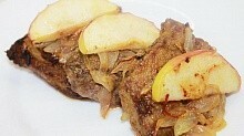 Рецепт - Вкусная Говяжья печень с яблоками и луком по-берлински