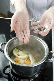Приготовление блюда по рецепту - Цыпленок с соусом шафран. Шаг 2