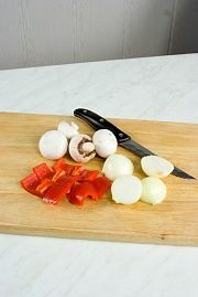 Приготовление блюда по рецепту - Овощи с грибами на шпажках. Шаг 2