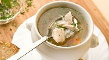 Рецепт - Прозрачный куриный бульон с чесночными гренками