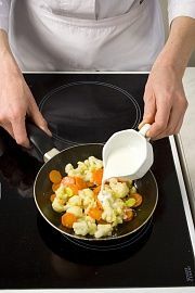Приготовление блюда по рецепту - Яйца, запеченные с овощами. Шаг 2